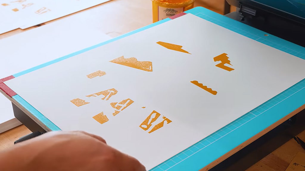 Graphique jaune sur papier après impression sérigraphique, montrant des résultats d'encre vifs et opaques.